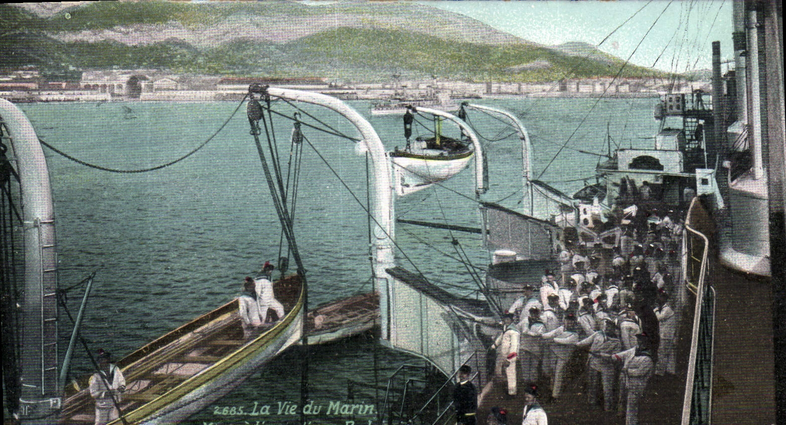 CPA Militaria La vie du marin Mise a l'eau d'une baleiniere 