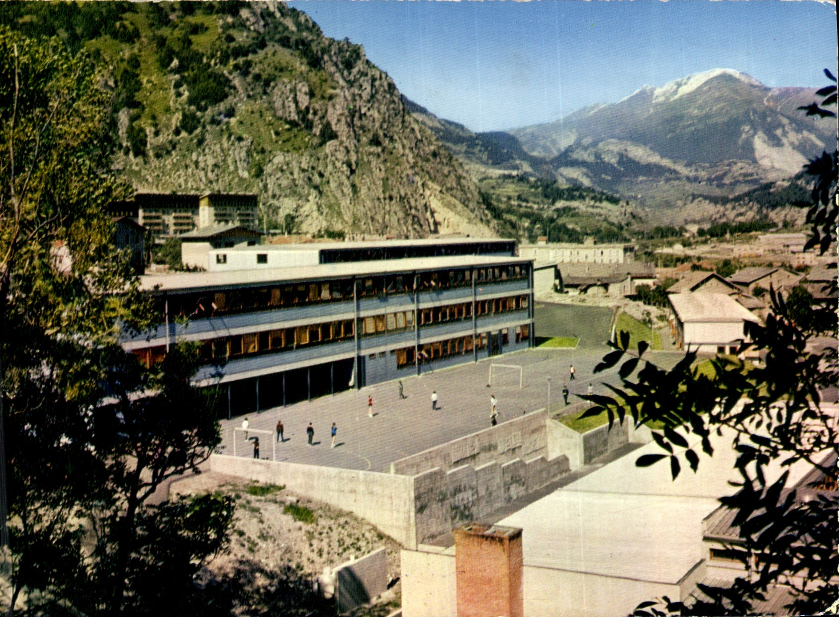 Le C.E.S. à Modane — Au fond, la Pointe de Clairy (3175 m) et le Mont Froid (2800 m) — Éditions de l’Imprimeur Machery