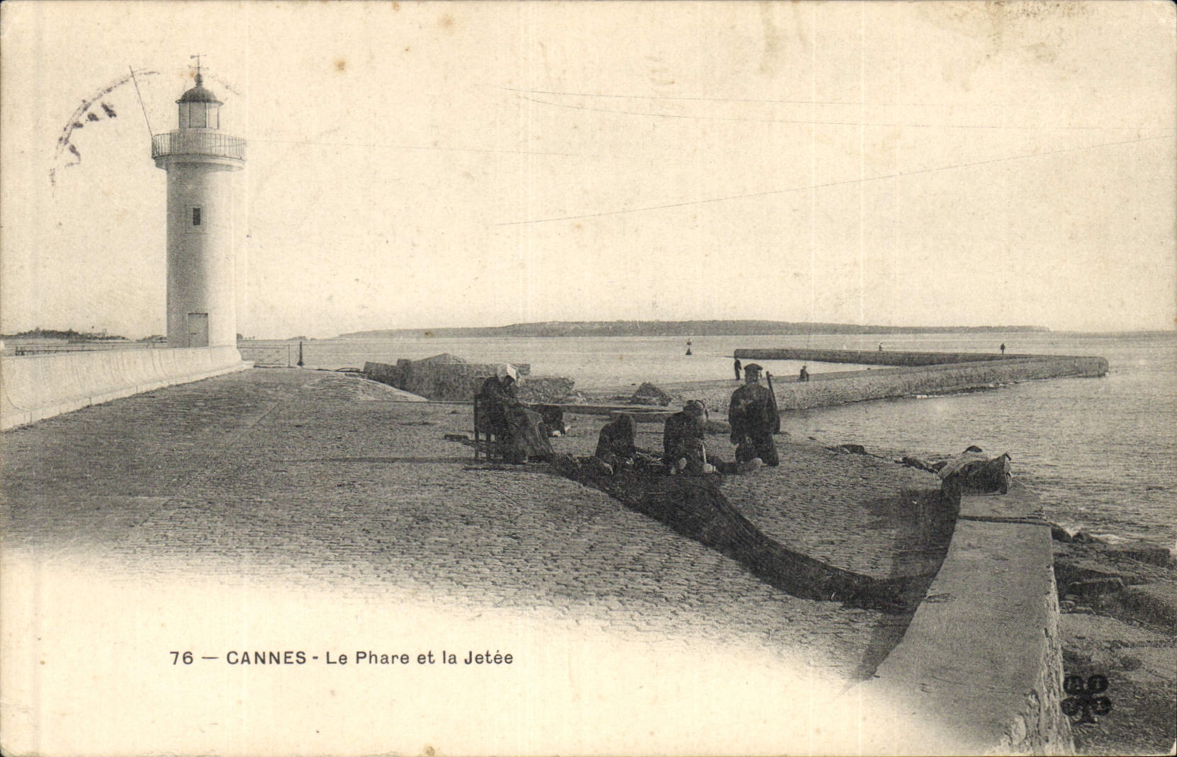 CPA Cannes Le Phare et la jetee
