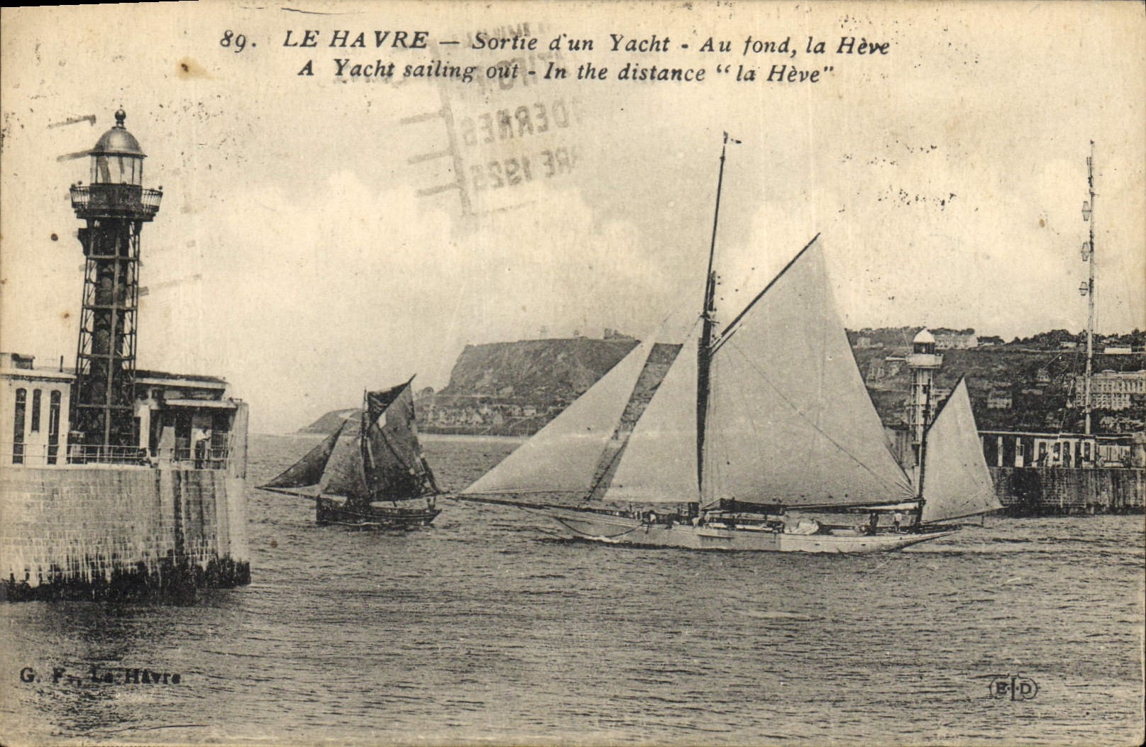 CPA Phare Le Havre Sortie d'un yacht Au fond La Heve 