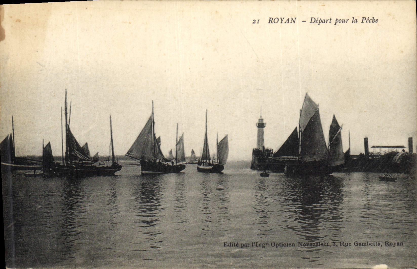 CPA Phare Depart pour la peche Royan