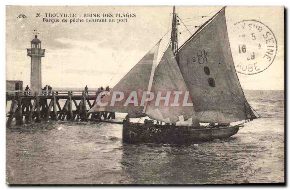 CPA Phare Trouville Barque de peche rentrant au port