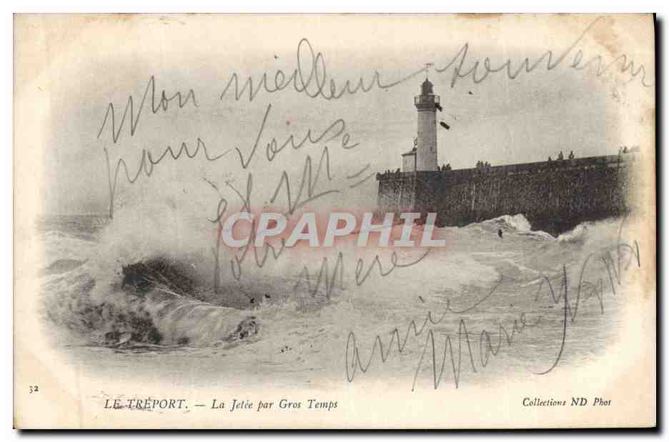 CPA Phare Le Treport La jetee par gros temps