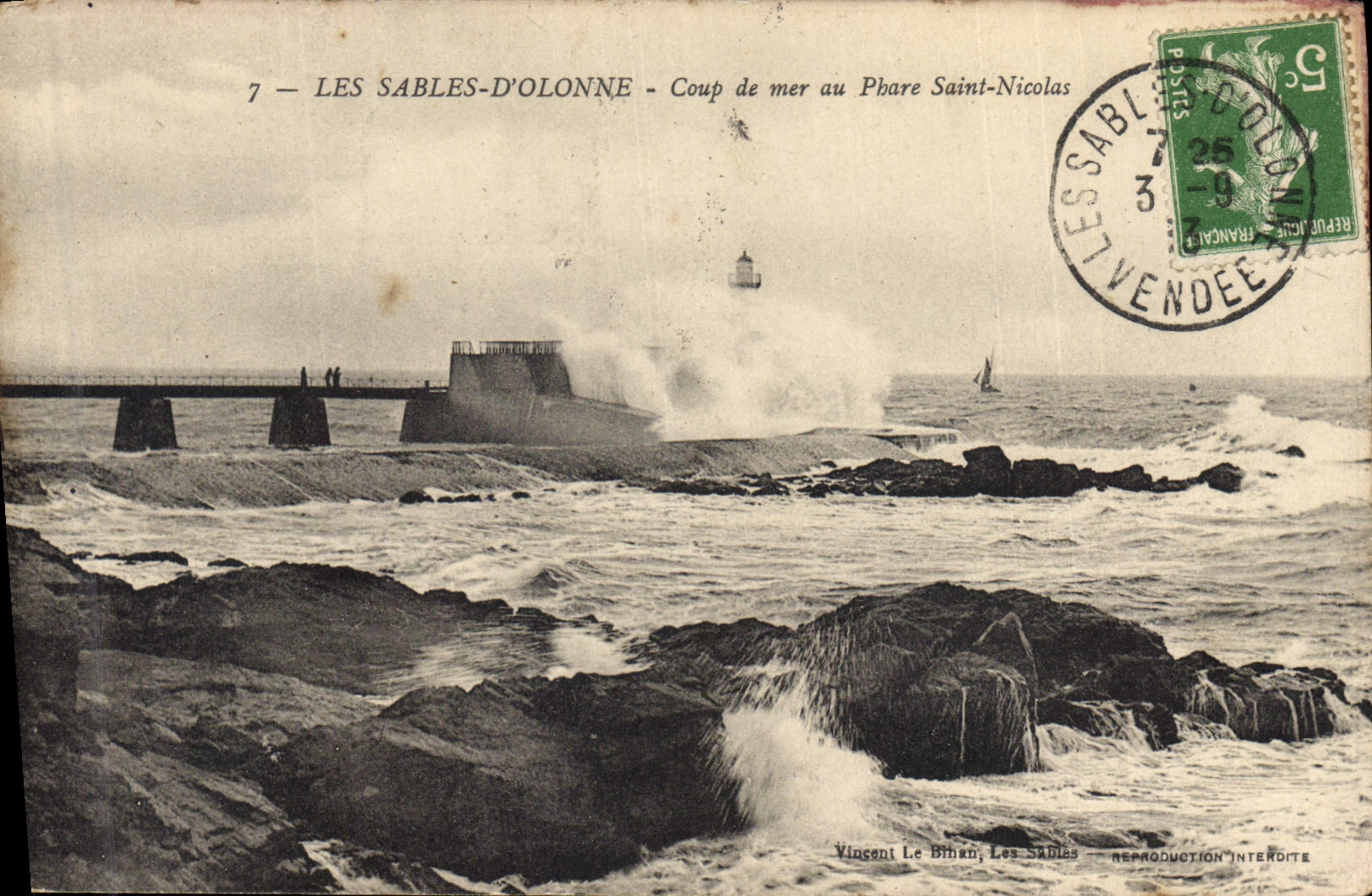 CPA Phare Les Sables d'Olonne Coup de mer au phare Saint Nicolas