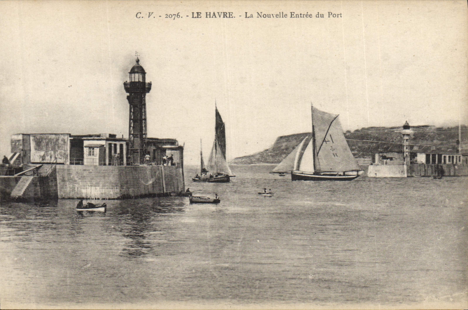 CPA Phare Le Havre La nouvelle entree du port Bateau