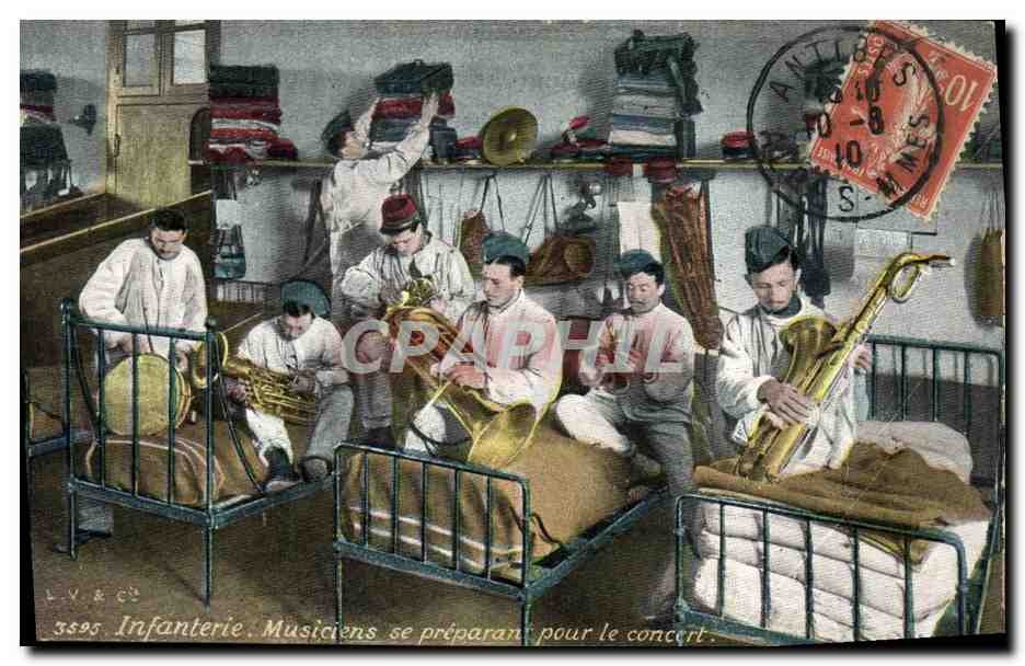 CPA Militaria Infanterie Musiciens se preparant pour le concert Cuivres Saxophone Tuba