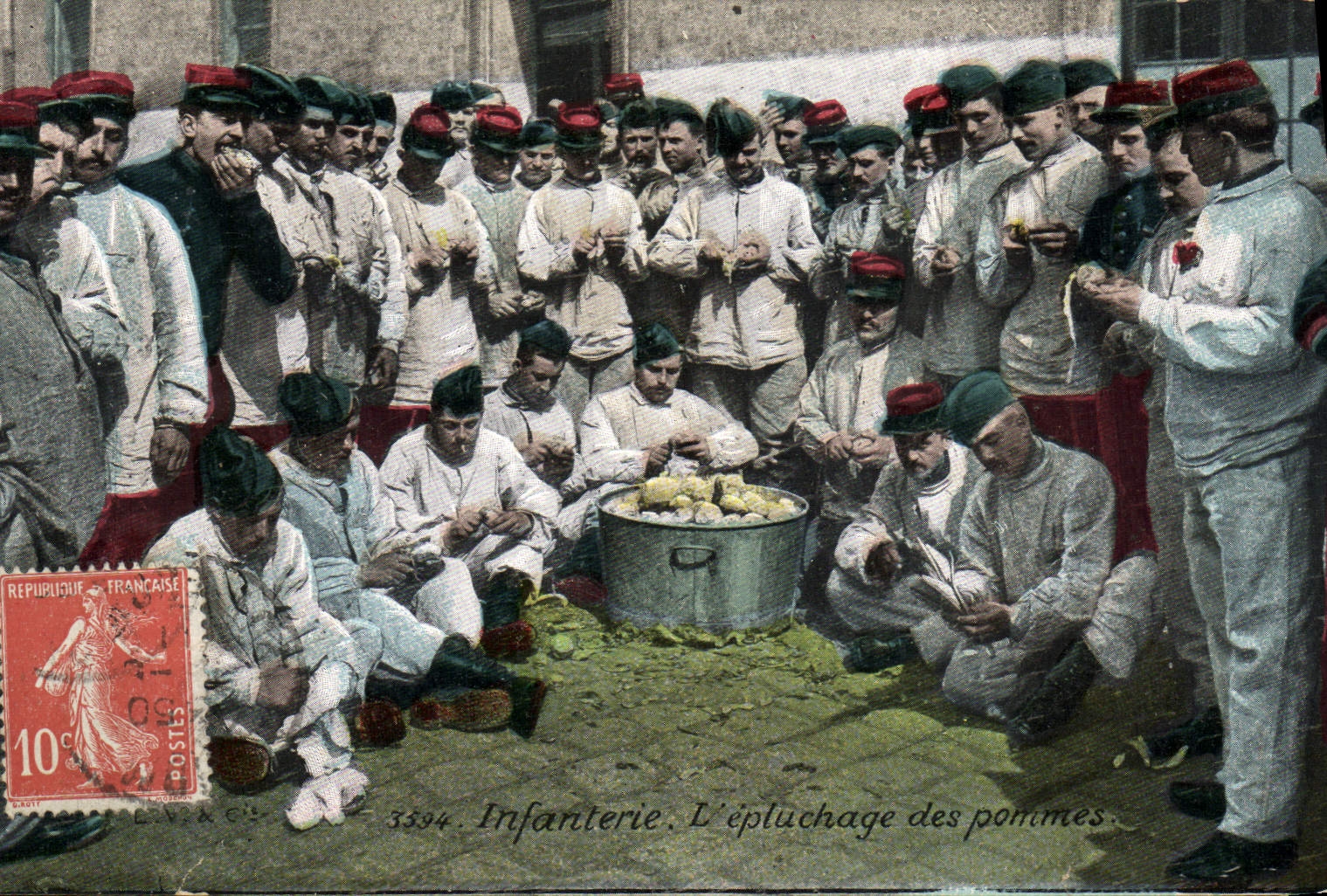 CPA Militaria Infanterie L'epluchage des pommes