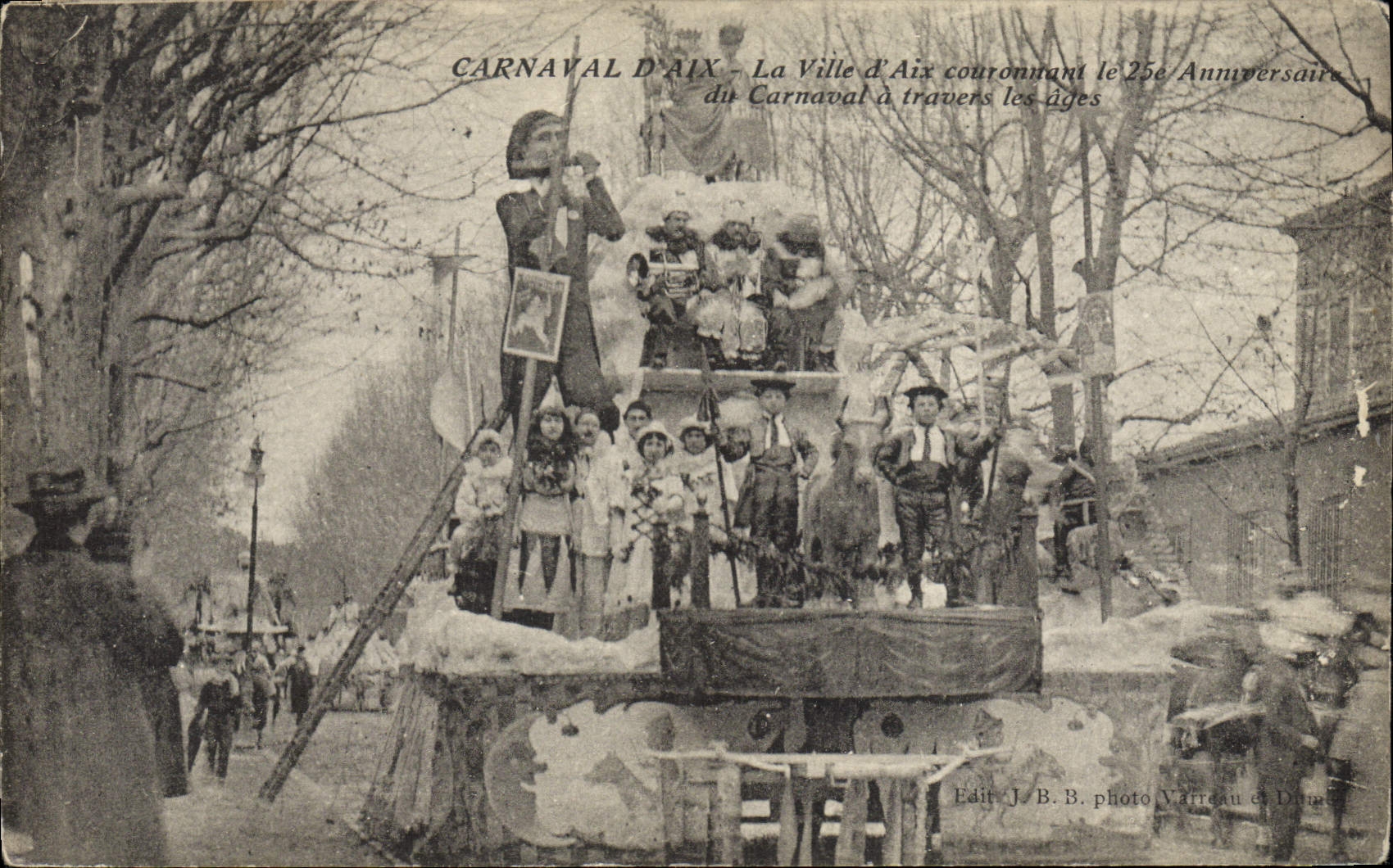 CPA Carnaval d'Aix Aix en Provence La ville d'Aix couronnant le 25eme anniversaire du Carnaval a travers les ages 