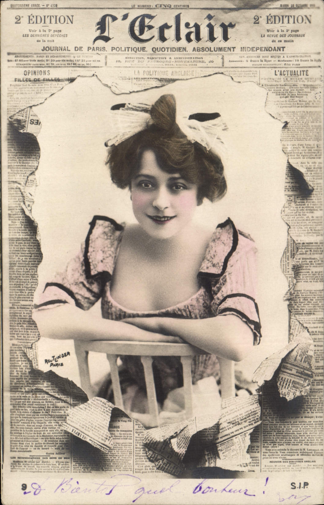 Femme en robe à motifs — portrait sur fond de journal — L'Eclair, 2e édition, Paris