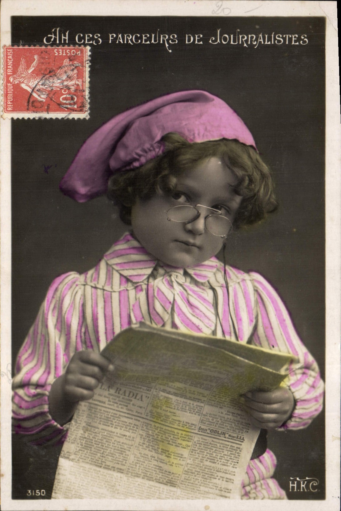 Ragazza con berretto viola che legge un giornale — H.K.C. — n°3150