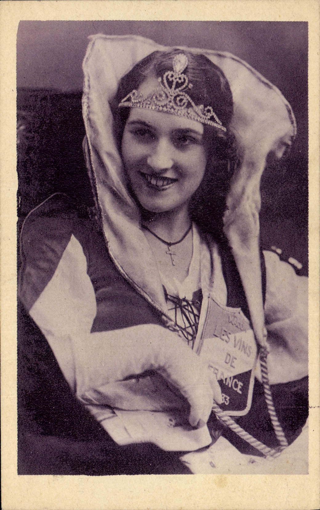 CPA Folklore Premiere fete nationale des Vins de France en Bourgogne Macon Mademoiselle Paulette Martin Reine 1933 