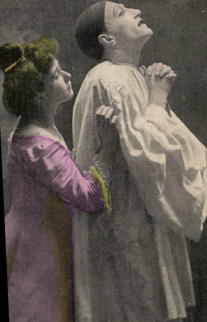 Scène de théâtre — prière et soutien — éditeur non visible
