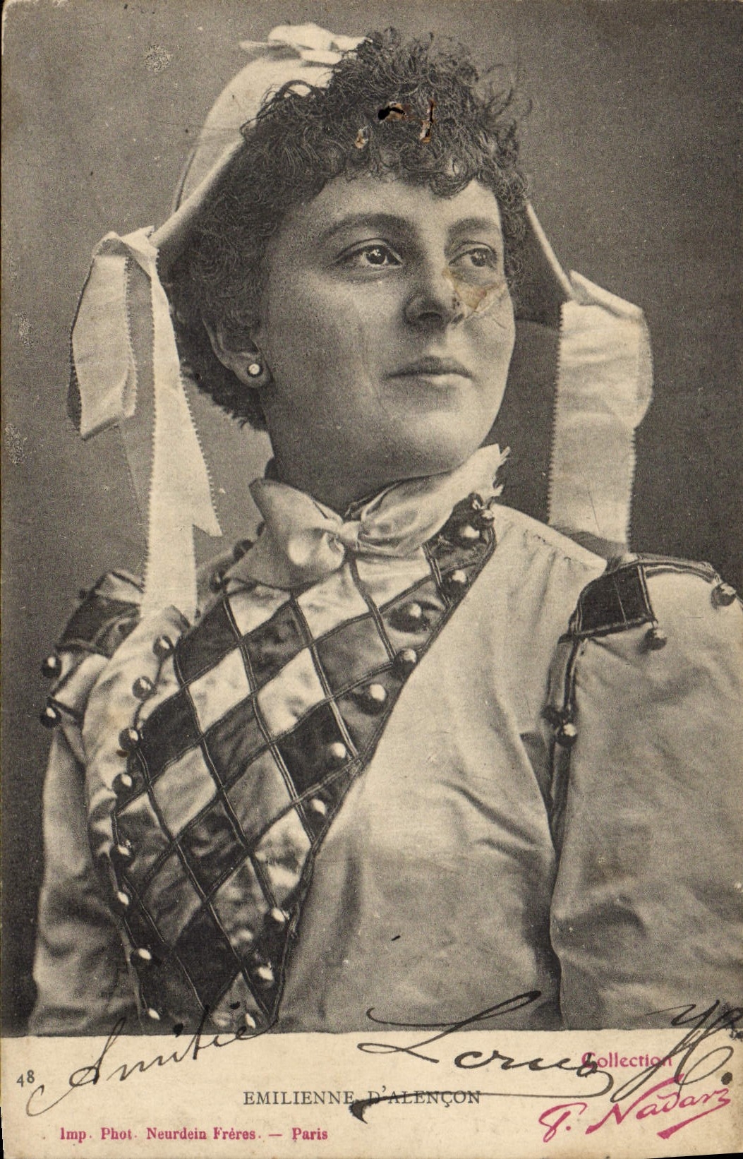 Emilienne d'Alençon — Portrait en costume de harlequin — Imp. Phot. Neurdein Frères, Paris