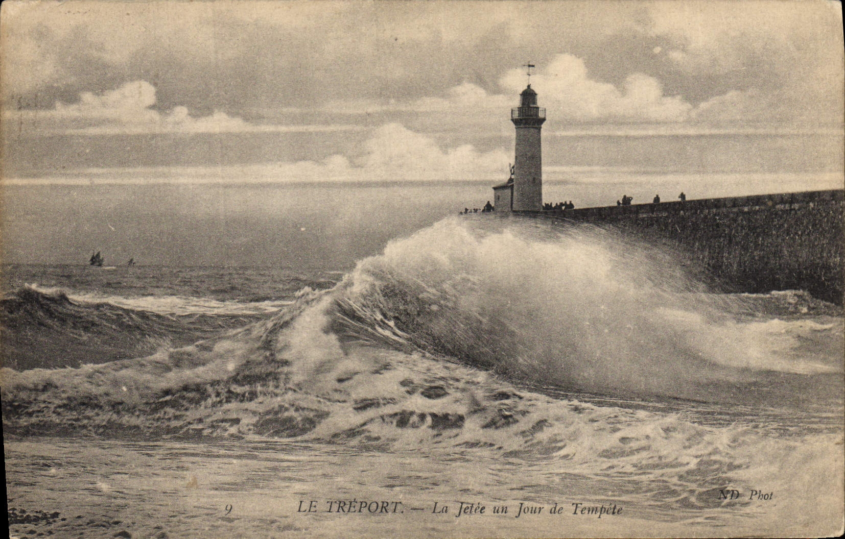 CPA Phare Le Treport La jetee un jour de tempete