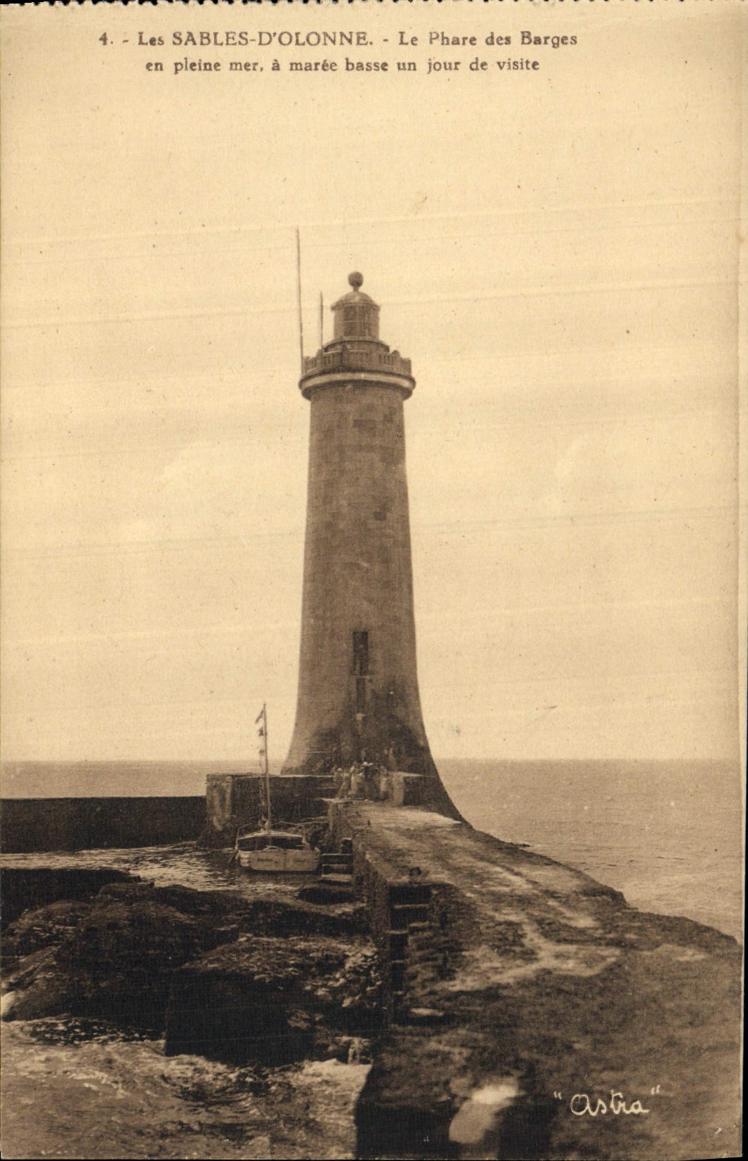 CPA Phare des Barges en pleine mer a maree basse un jour de visite Les Sables d'Olonne
