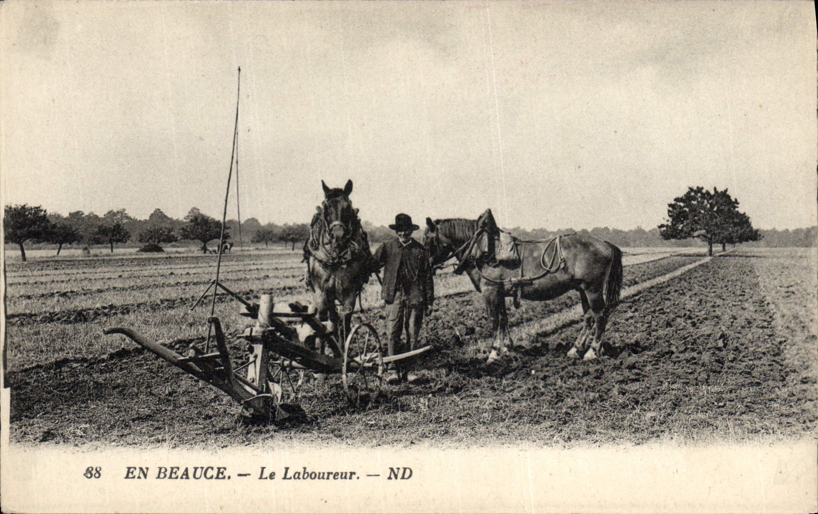 CPA Folklore Paysans En Beauce Le laboureur
