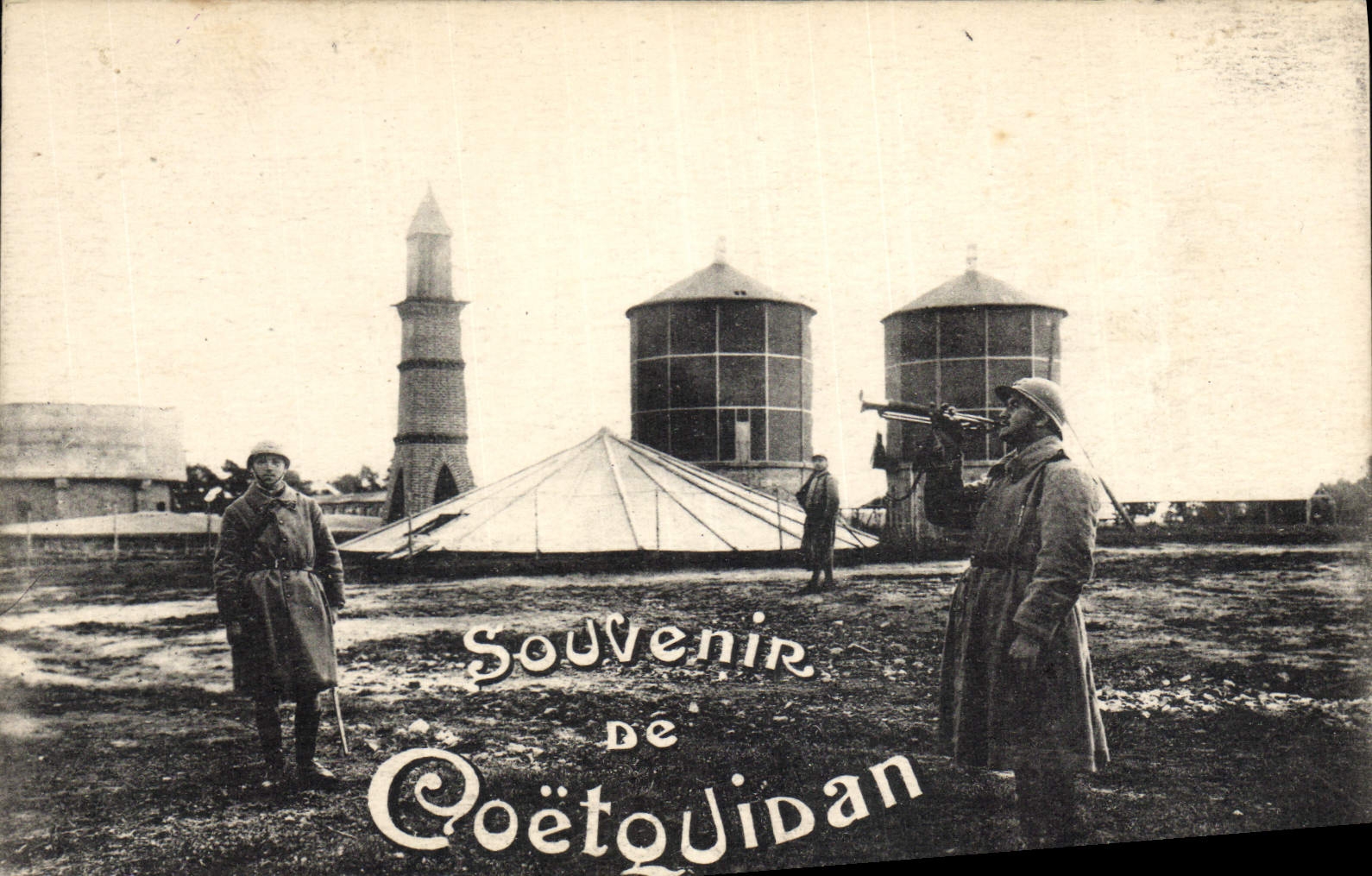 Soldats devant les réservoirs d'eau de Coëtquidan — Souvenir de Coëtquidan