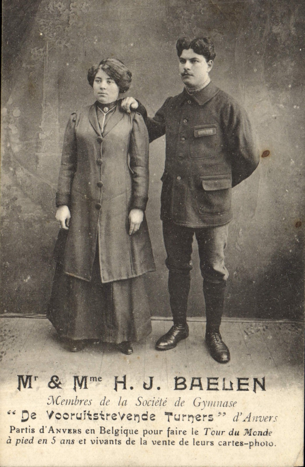 Mr & Mme H. J. Baelen — Membres de la Société de Gymnase 'De Vooruitsstrevende Turners' d'Anvers — Partis d'Anvers en Belgique pour faire le Tour du Monde à pied en 5 ans et vivants de la vente de leurs cartes-photo.