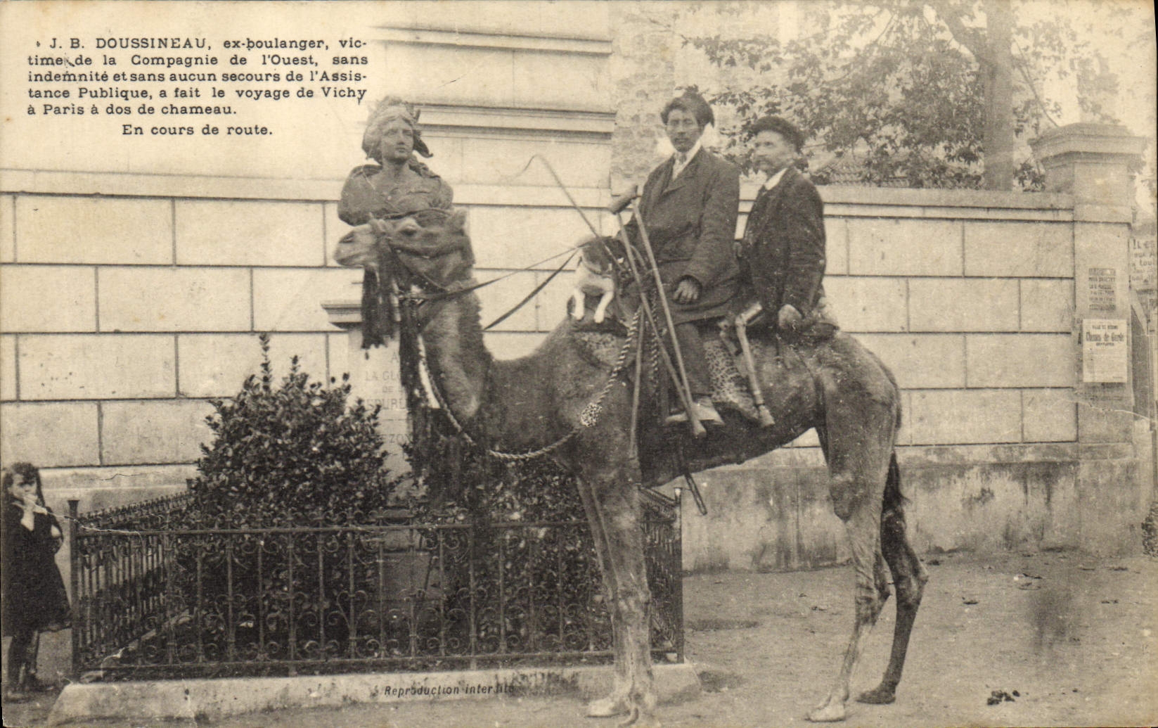 J. B. Doussineau, ex-boulanger, victime de la Compagnie de l'Ouest — sans indemnité et sans secours de l'Assistance Publique — voyage à Paris à dos de chameau — reproduction interdite