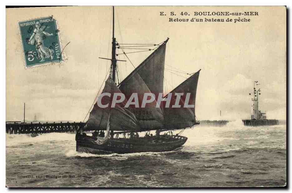 CPA Phare Boulogne sur Mer Retour d'un bateau de peche 