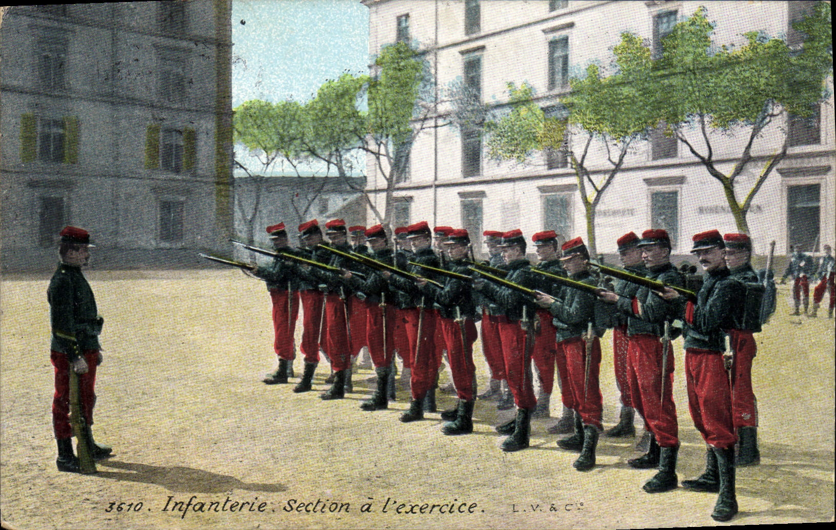 CPA Militaria Infanterie Section a l'exercice