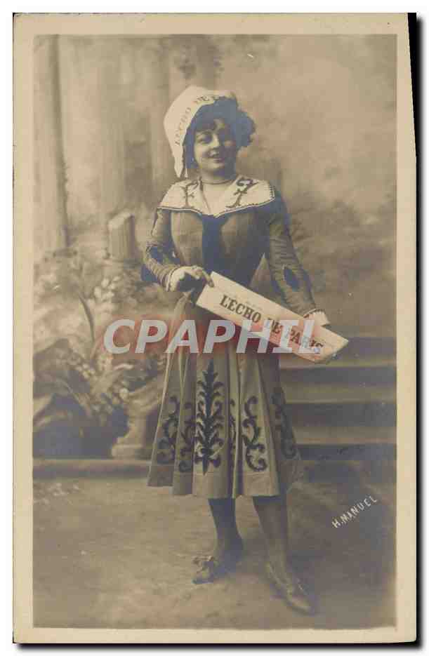 Jeune femme en costume folklorique — tenant un journal 'LECHO DE PARIS' — photo de H. MANUEL
