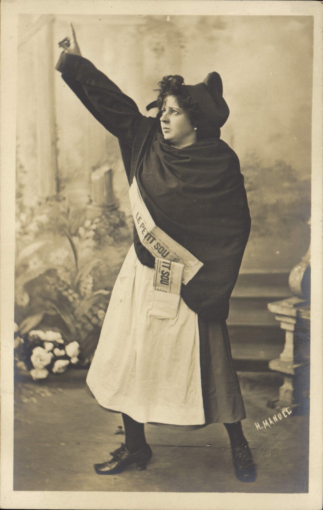 Femme en costume de scène — sash 'LE PETIT SOU' — H. MANUEEL