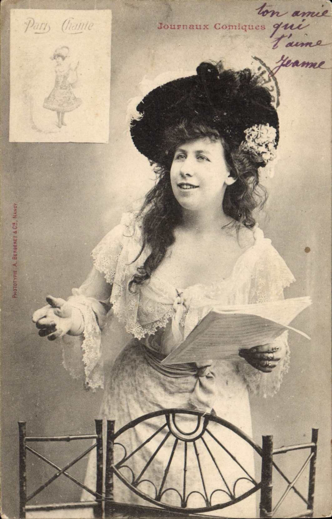 Femme en robe à dentelle et chapeau orné — Phototypie A. Berberet & Cie, Nancy — Journaux Comiques