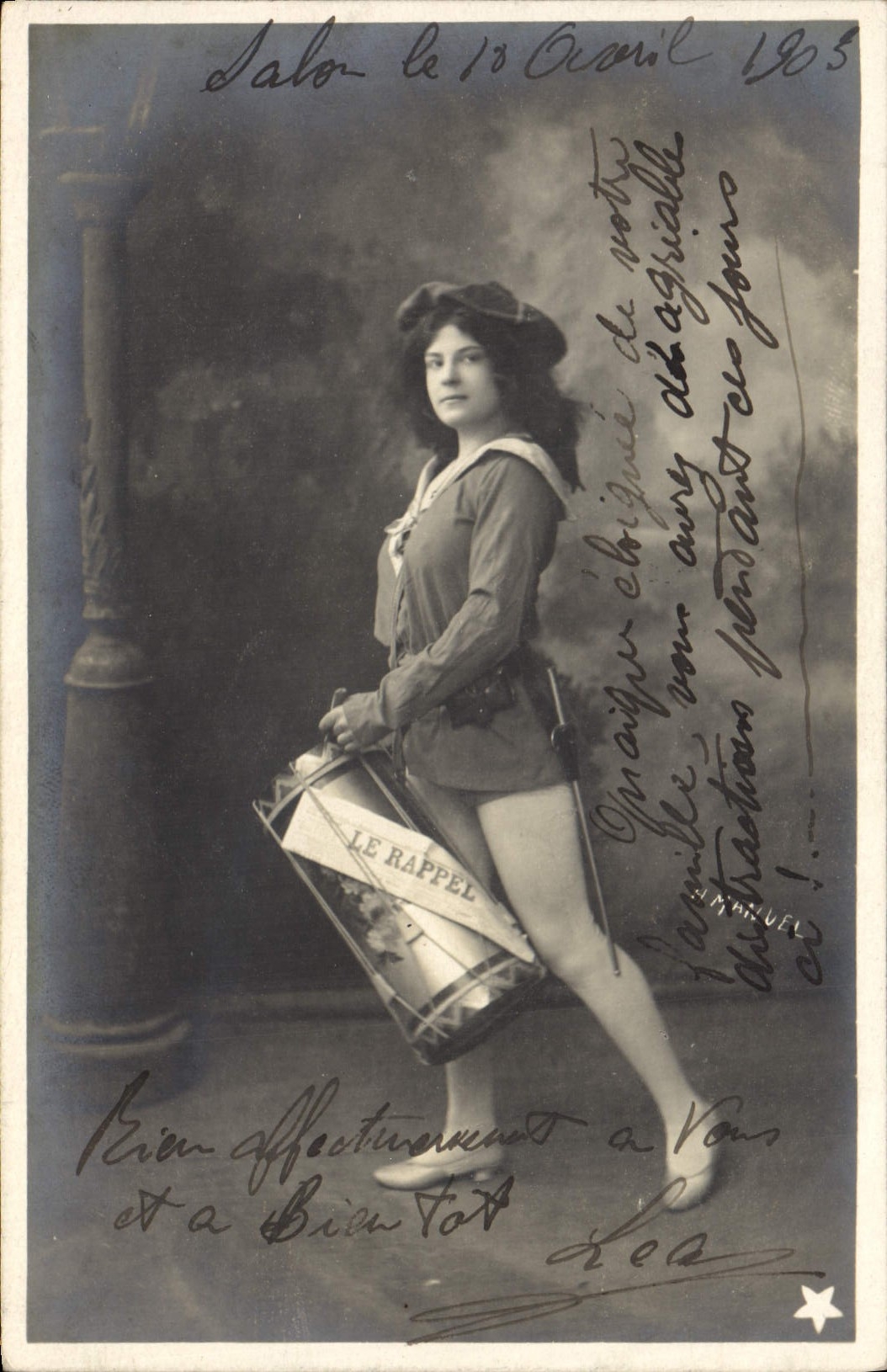 Femme en costume de marin — avec tambour portant l'inscription 'LE RAPPEL' — éditée par H. MANUEL
