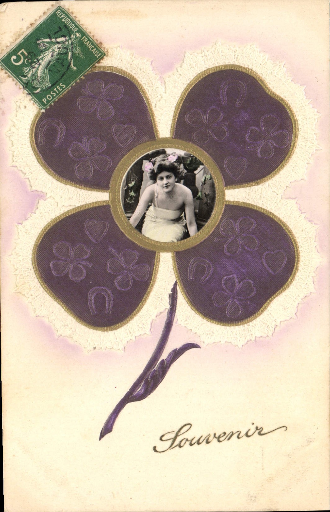 Femme en robe claire — souvenir — éditeur inconnu, n° de série non visible