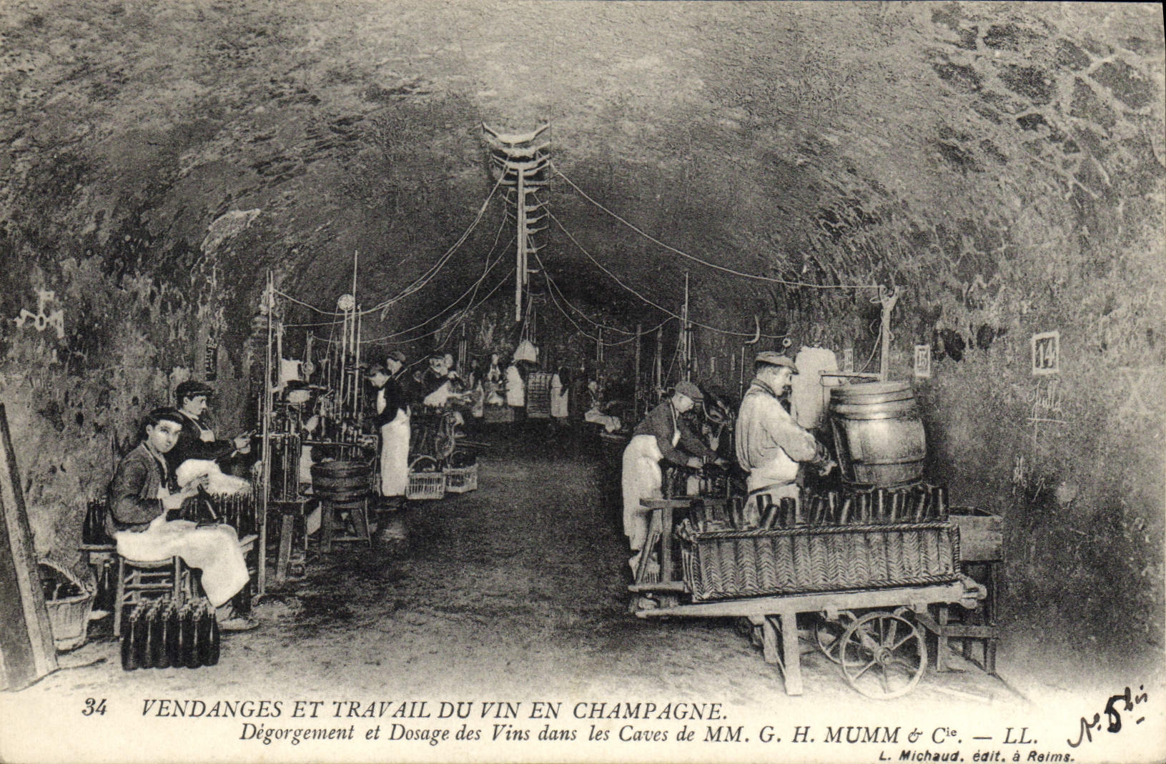 CPA Folklore Vigne Vendanges Champagne Degorgement et dosage des vins dans les caves de GH Mumm & Cie TOP