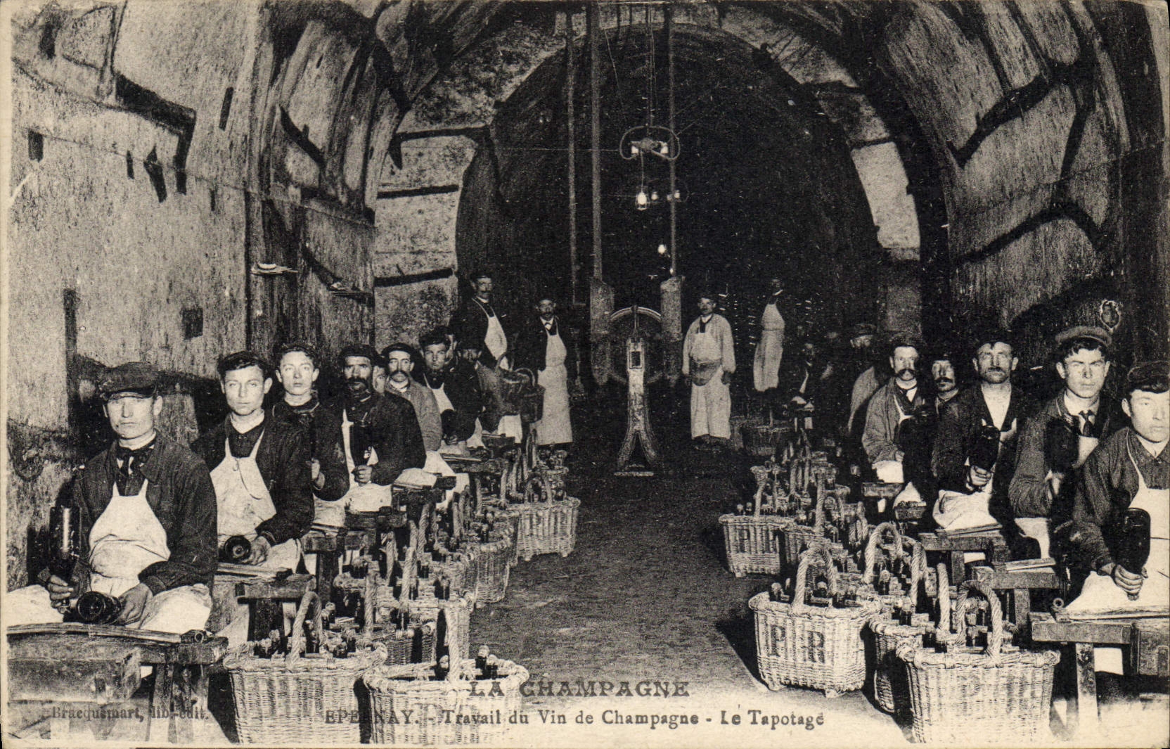 CPA Folklore Vigne Vendanges Champagne Epernay Travail de vin de Champagne Le tapotage TOP