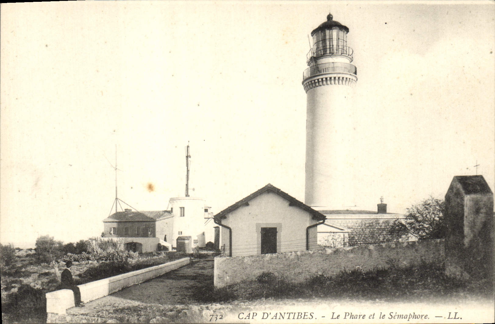 CAP D'ANTIBES — Le Phare et le Sémaphore — LL.