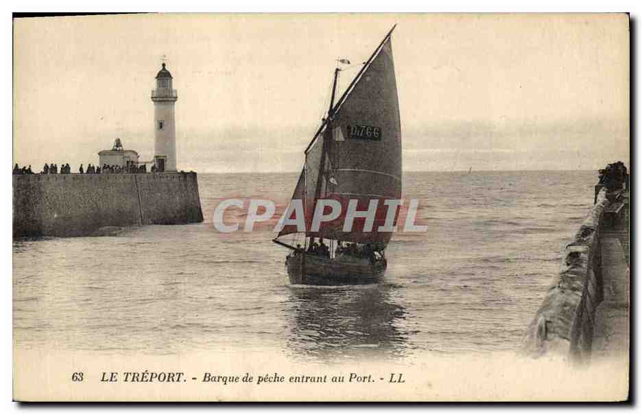 CPA Phare Le Treport Barque de peche entrant au port Bateau