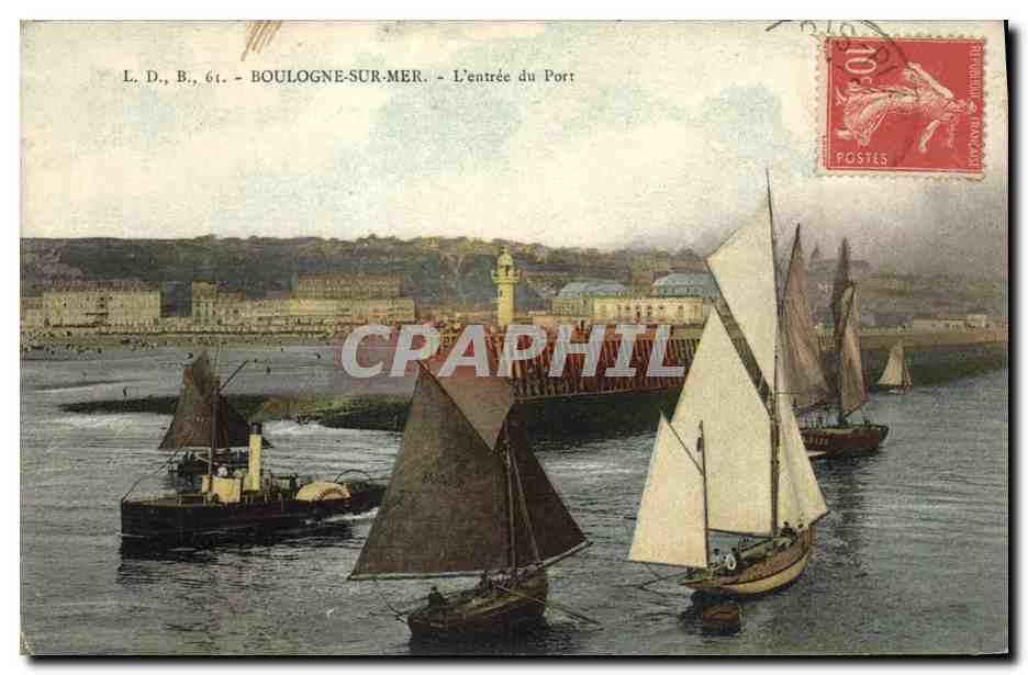 CPA Phare Boulogne sur Mer L'entree du port Bateaux