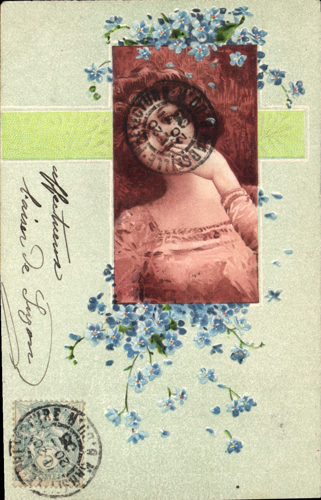 Jeune femme en robe rose — décor de fleurs bleues — éditeur non identifié
