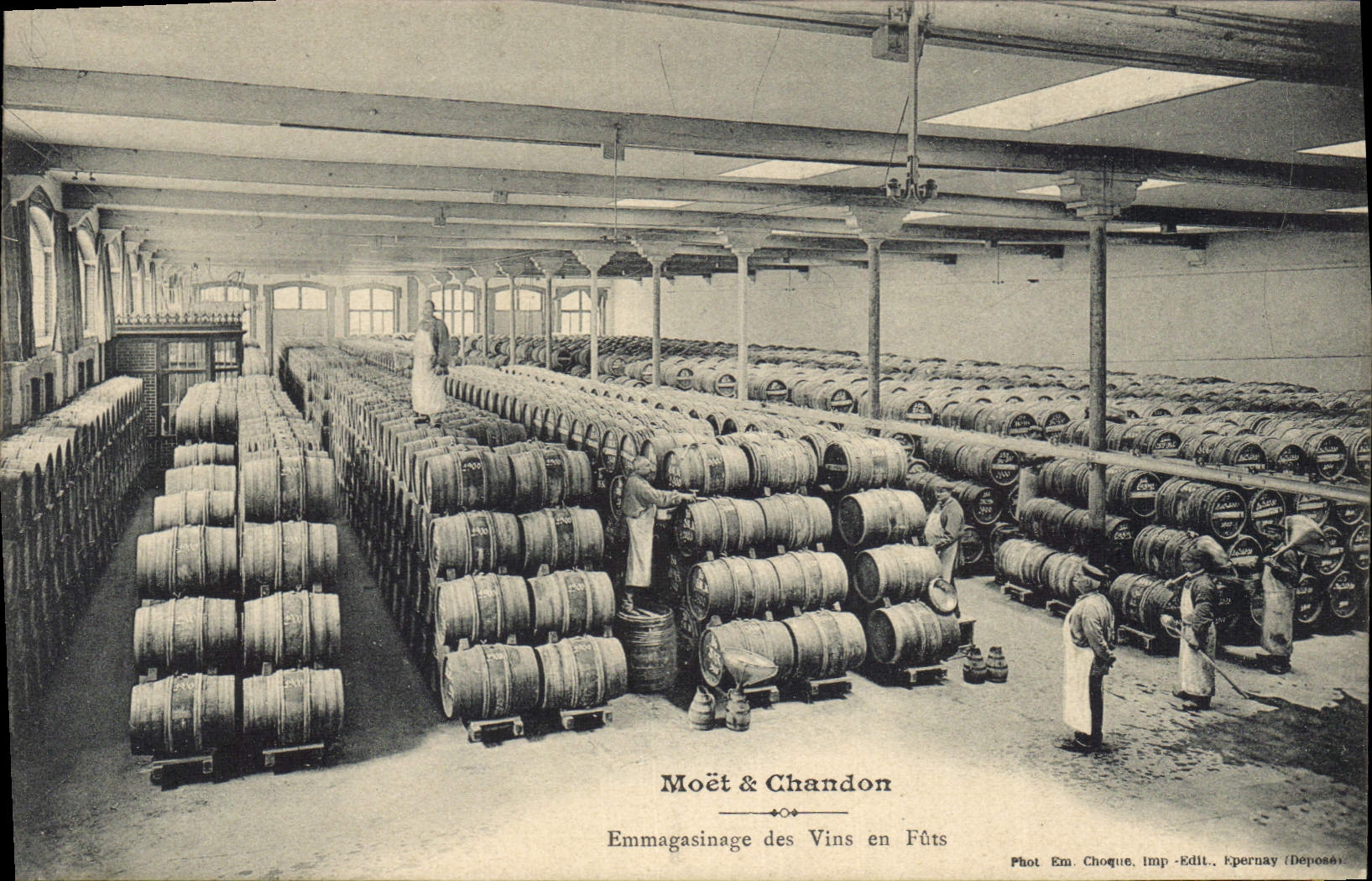 Emmagasinage des Vins en Fûts — Moët & Chandon — Phot. Em. Choque, Imp. Kpernay (Déposé)