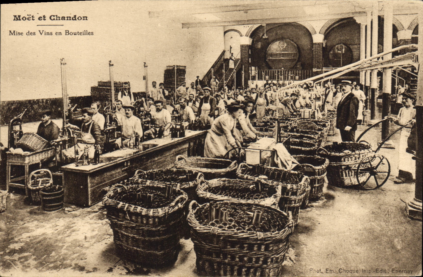 Moët et Chandon — Mise des Vins en Bouteilles — Phot. Em. Choque, Imp. Edit. Epernay