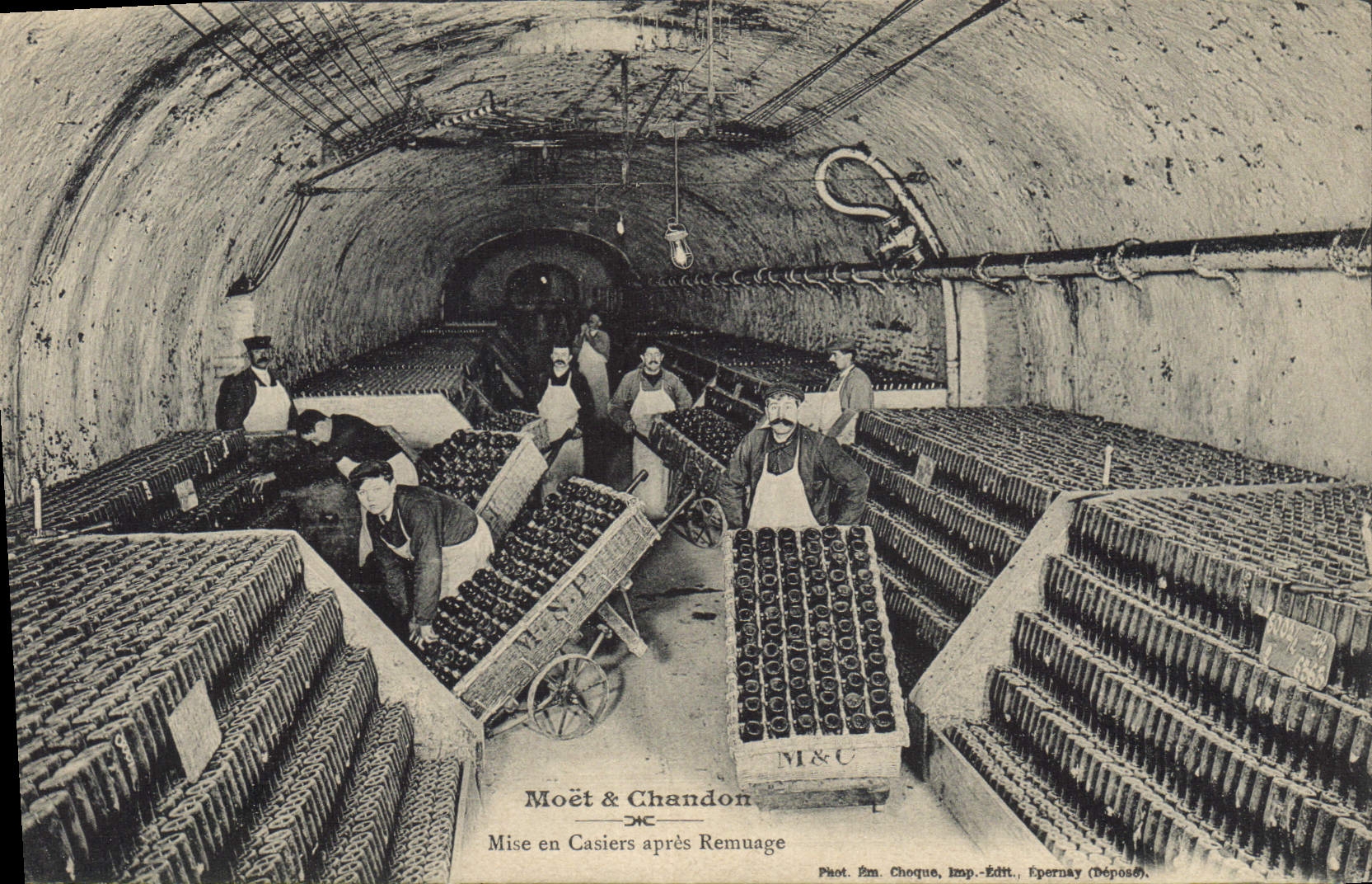 Moët & Chandon — Mise en Casiers après Remuage — Phot. Em. Choque, Imp.-Édit. Épernay (Déposé)