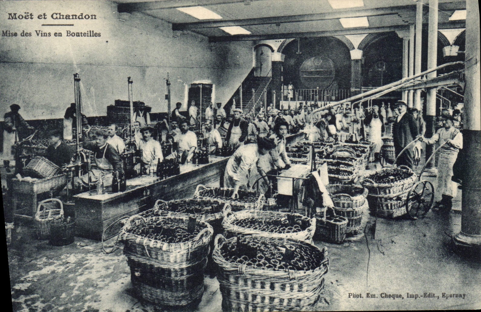 Moët et Chandon — Mise des Vins en Bouteilles — Phot. Em. Cheque, Imp. Edit., Epernay