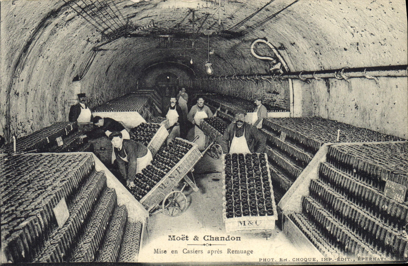 Moët & Chandon — Mise en Casiers après Remuage — Phot. Em. Choque, Imp.-Édit., Épernay