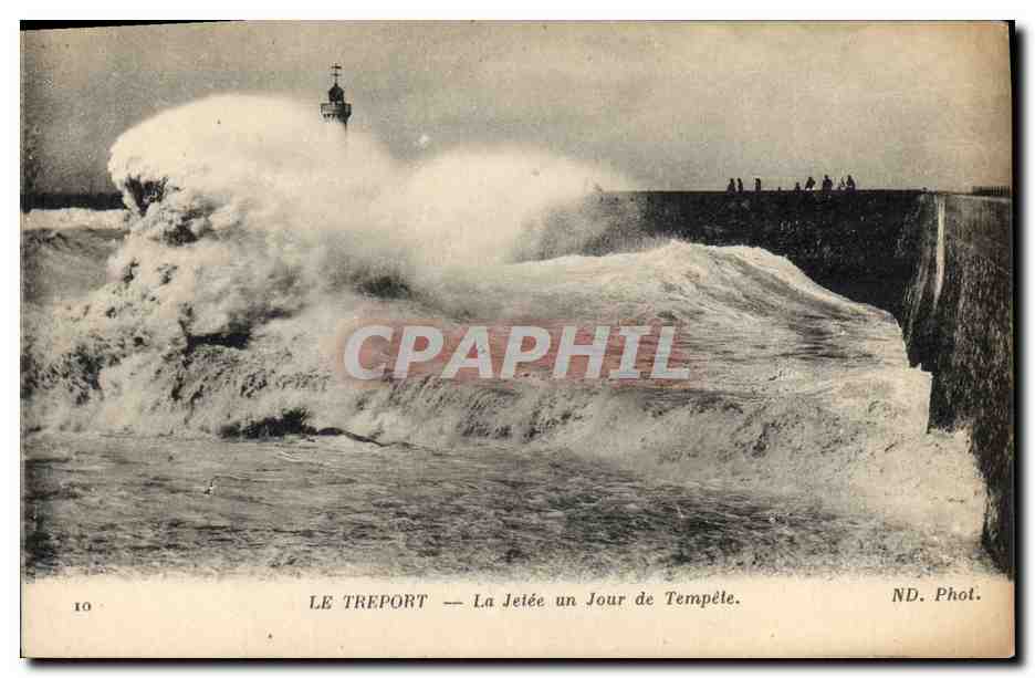 CPA Phare Le Treport La jetee un jour de tempete 