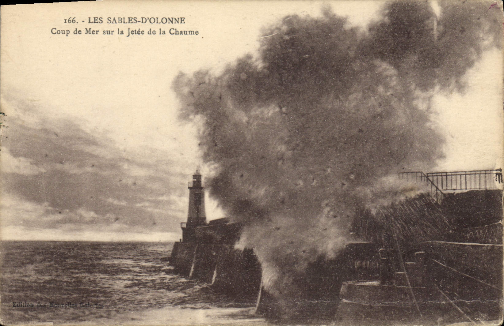 CPA Phare Les Sables d'Olonne Coup de mer sur la jetee de la Chaume 