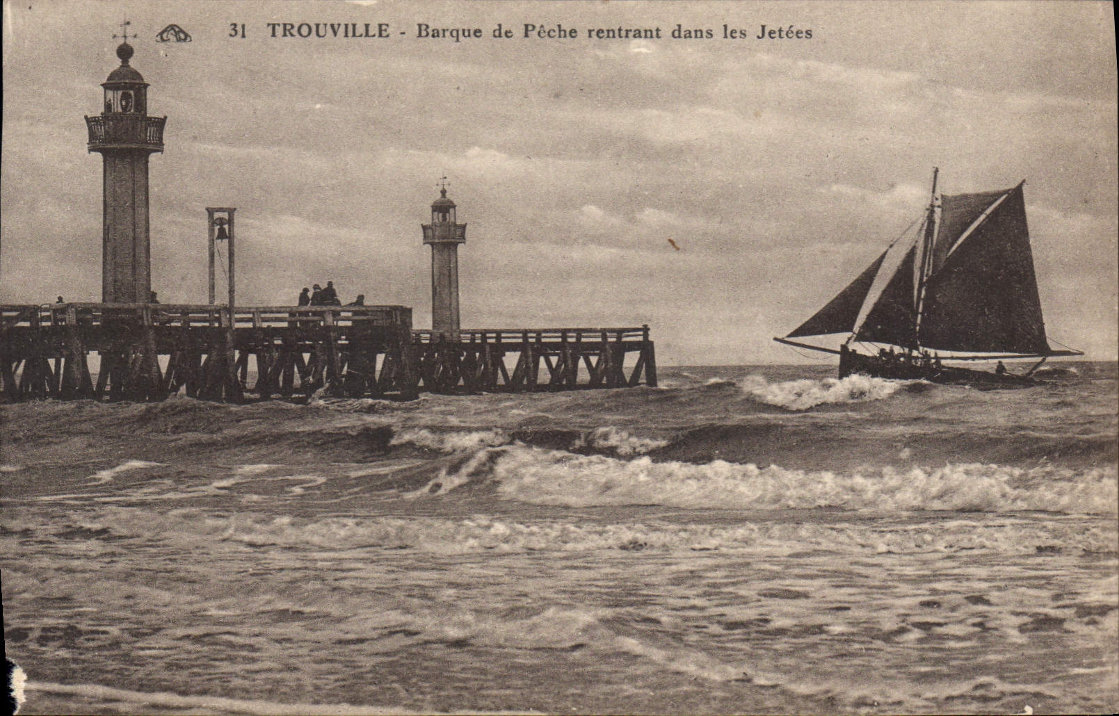 CPA Phare Trouville Barque de peche rentrant dans les jetees Bateau