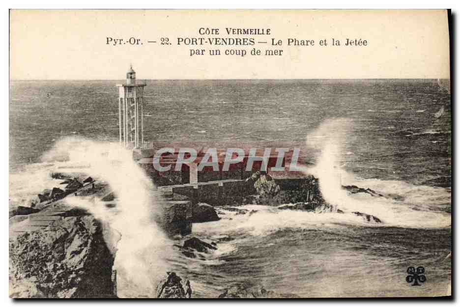 CPA Phare et la jetee par un coup de mer Port Vendres 