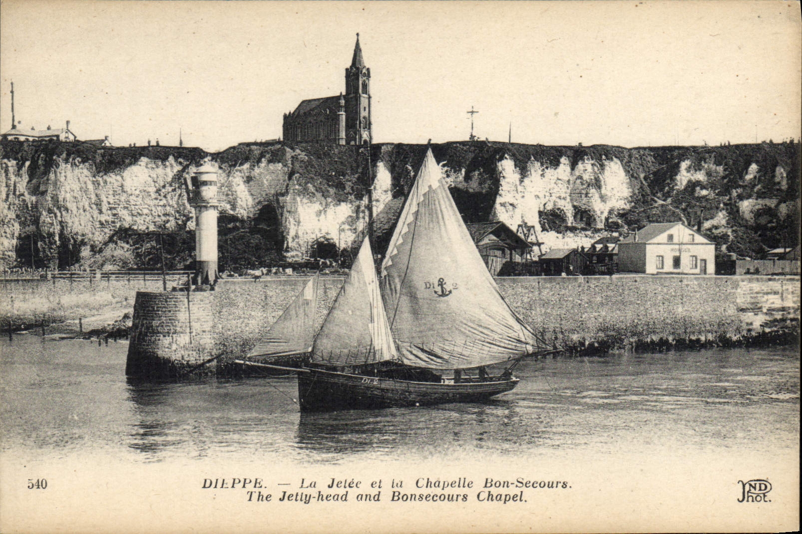 CPA Phare Dieppe La jetee et la chapelle Bon Secours 