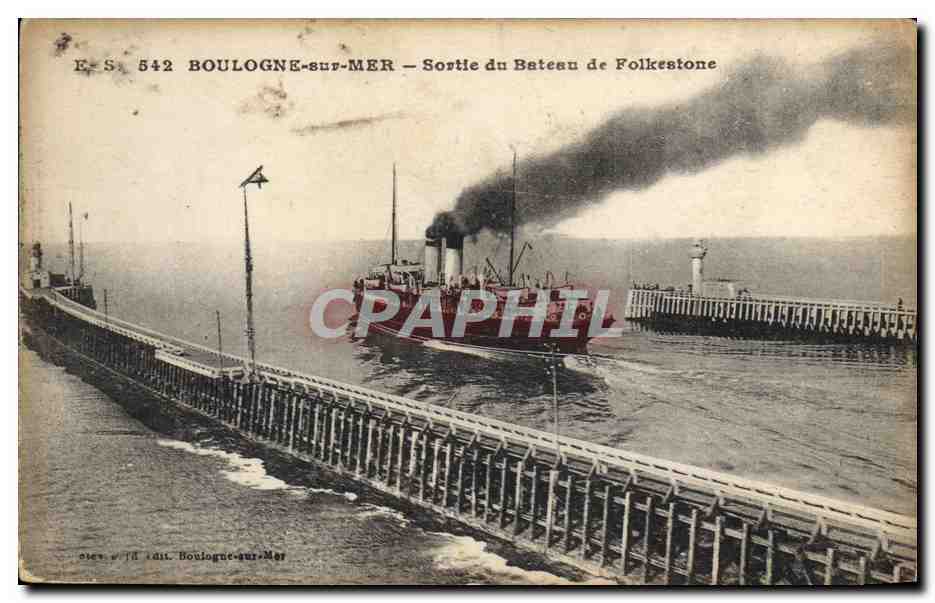 CPA Phare Boulogne sur Mer Sortie du bateau de Folkestone 