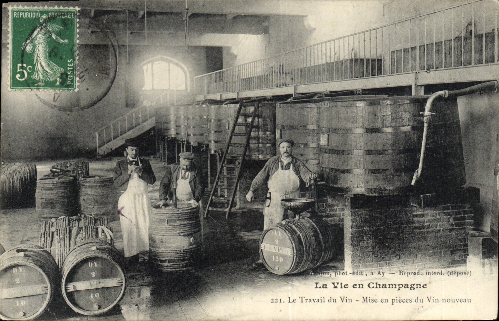 CPA Folklore Vin Vendange Champagne Le travail du vin Mise en piece su vin nouveau
