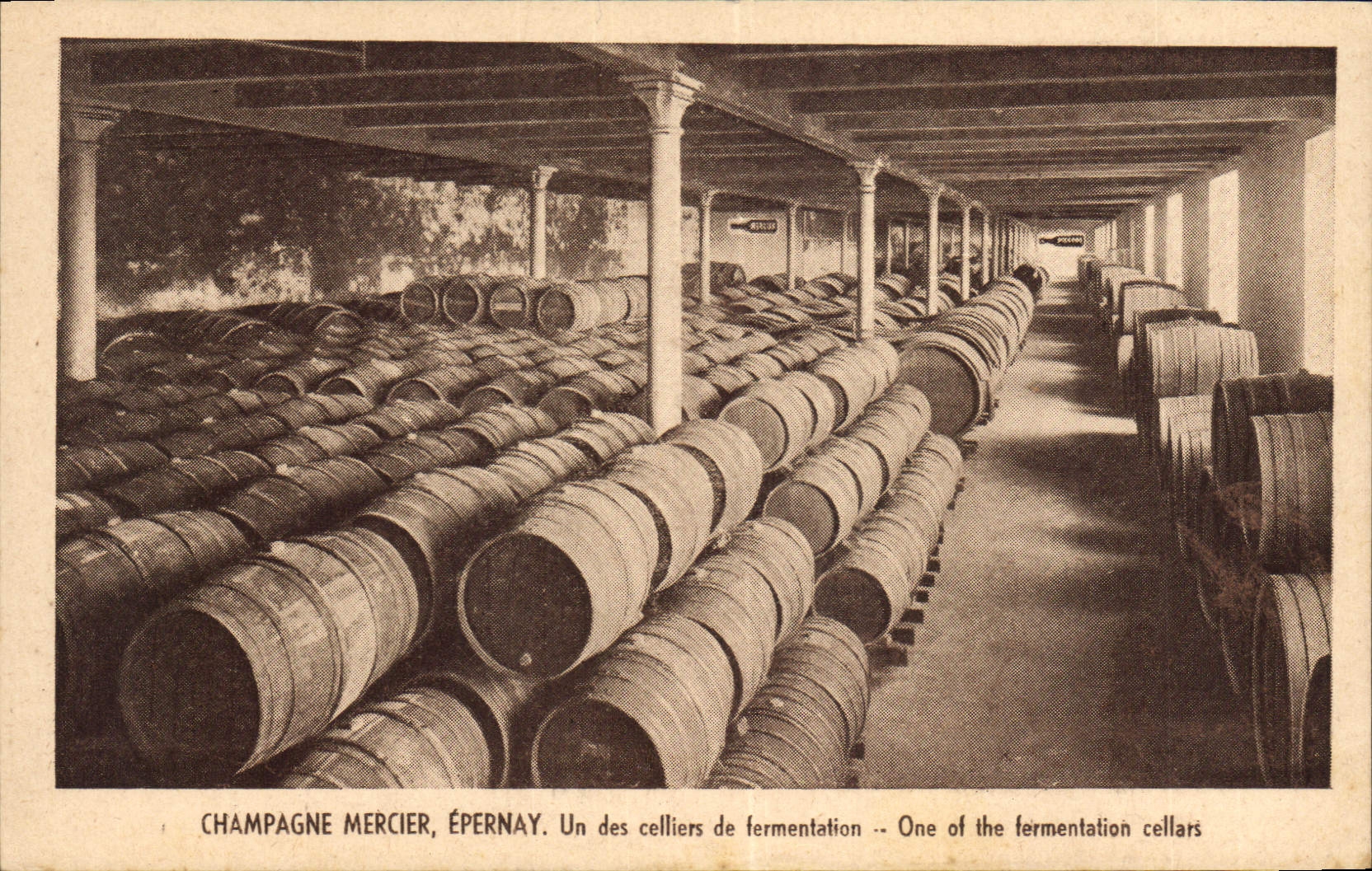 CPA Folklore Vin Vendange Champagne Mercier Epernay Un des celliers de fermentation