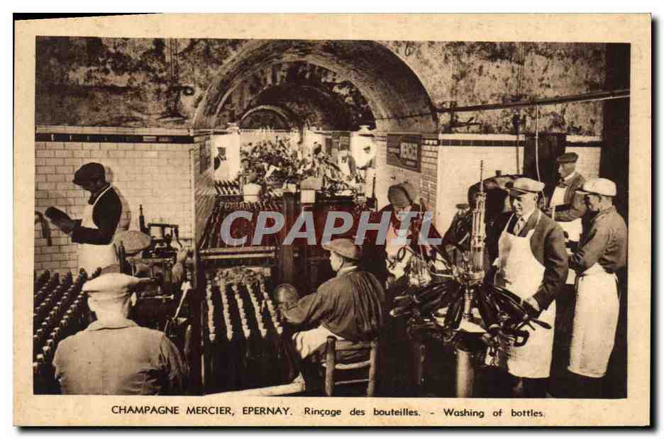 CPA Folklore Vin Vendange Champagne Mercier Epernay Rincage des bouteilles